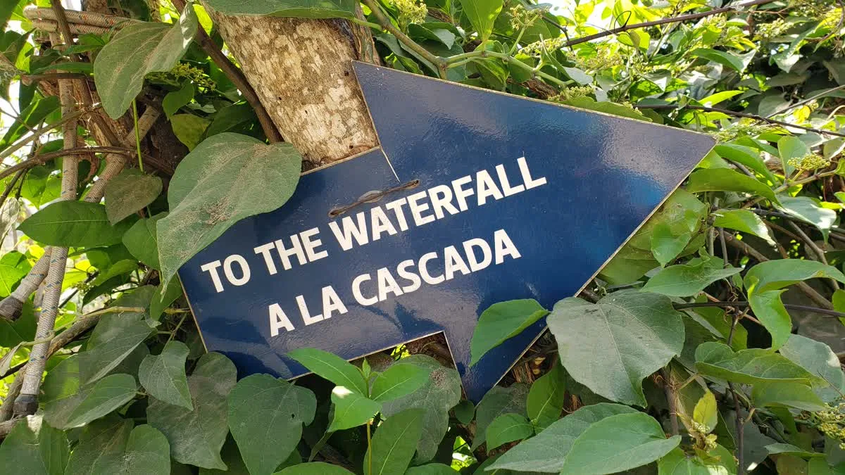 Trail sign pointing the way to the Quimixto waterfall